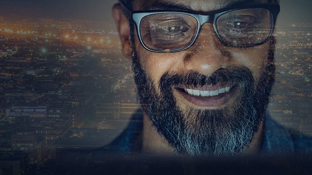 东升国际的技术工作生涯 - 员工面露微笑，身后城市灯火通明。