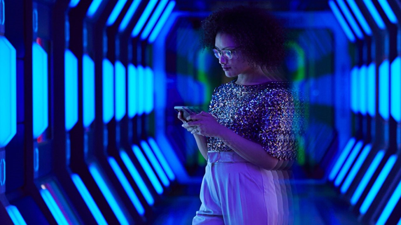 女人在黑暗的走廊里打电话