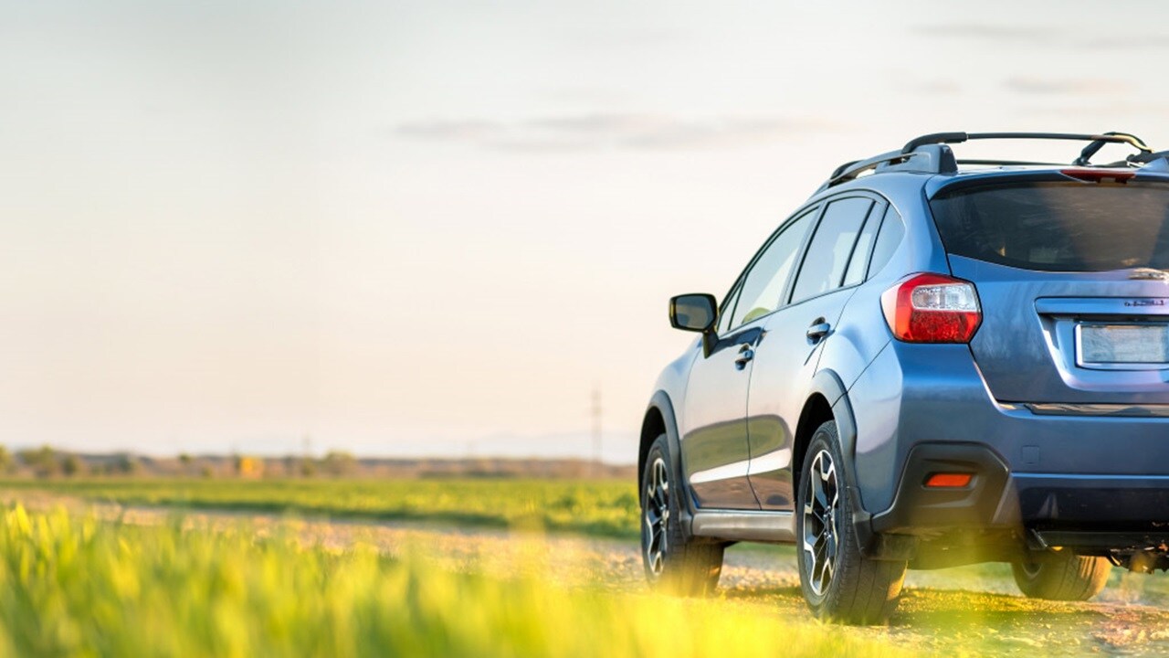 干货运输-两个男人正在谈论汽车零件的内容