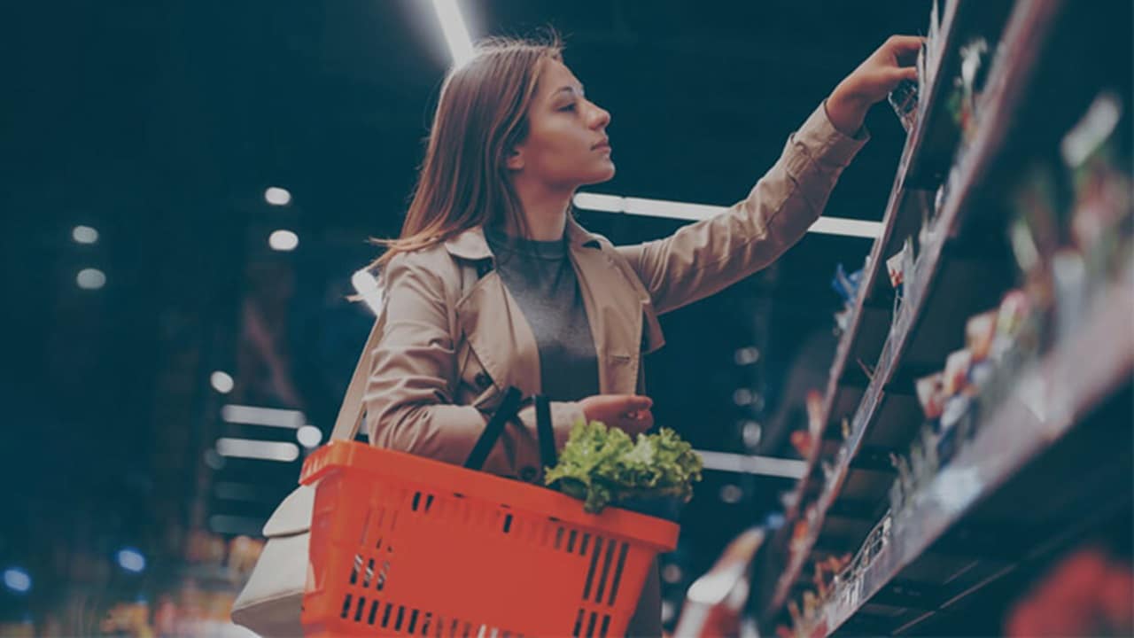 干货运输-一个女人正在进行零售商品的采购