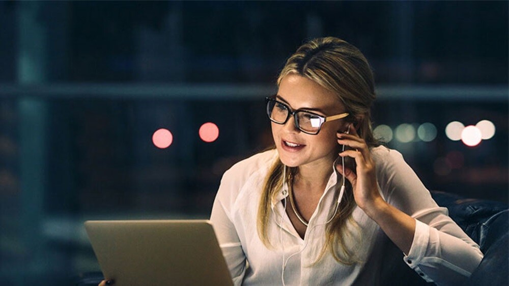 订舱服务代表正与客户电话连线。