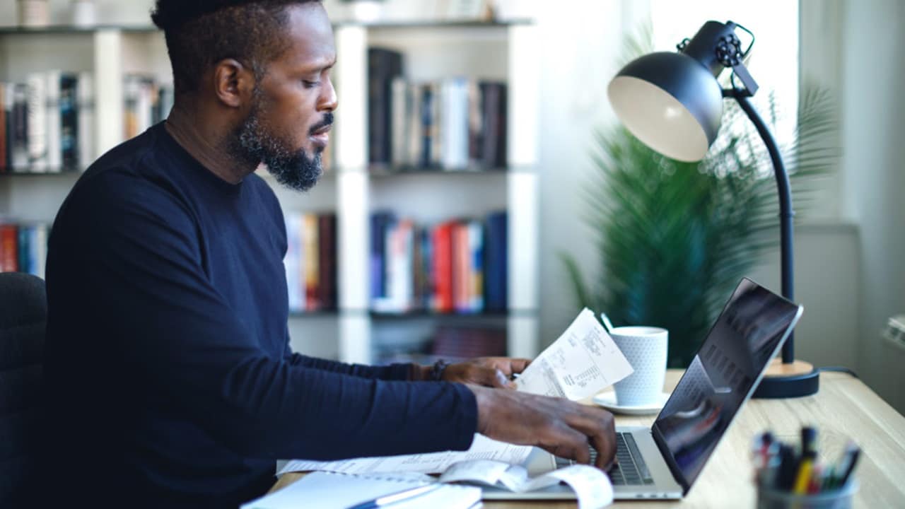 一名男士正在访问笔记本电脑