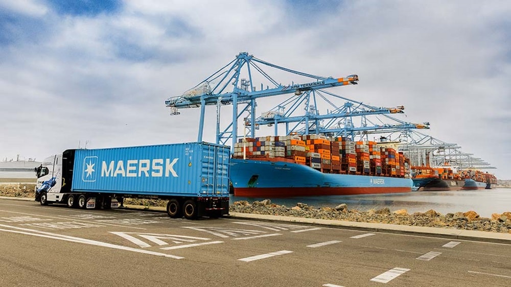 一辆东升国际卡车，运载着通过 Maersk Spot 在线预订的货物。