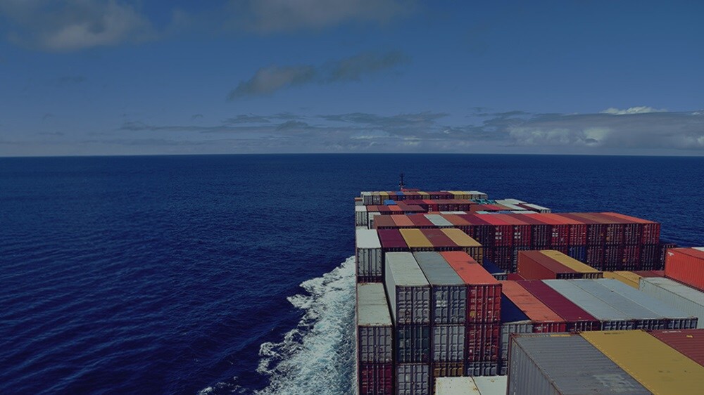 海上运输集装箱的货船。