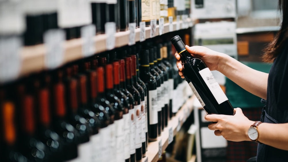 一双手拿着一瓶葡萄酒