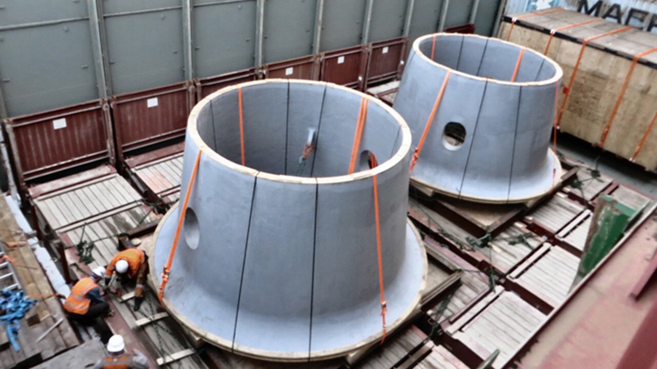 被绑在船上的大件货物