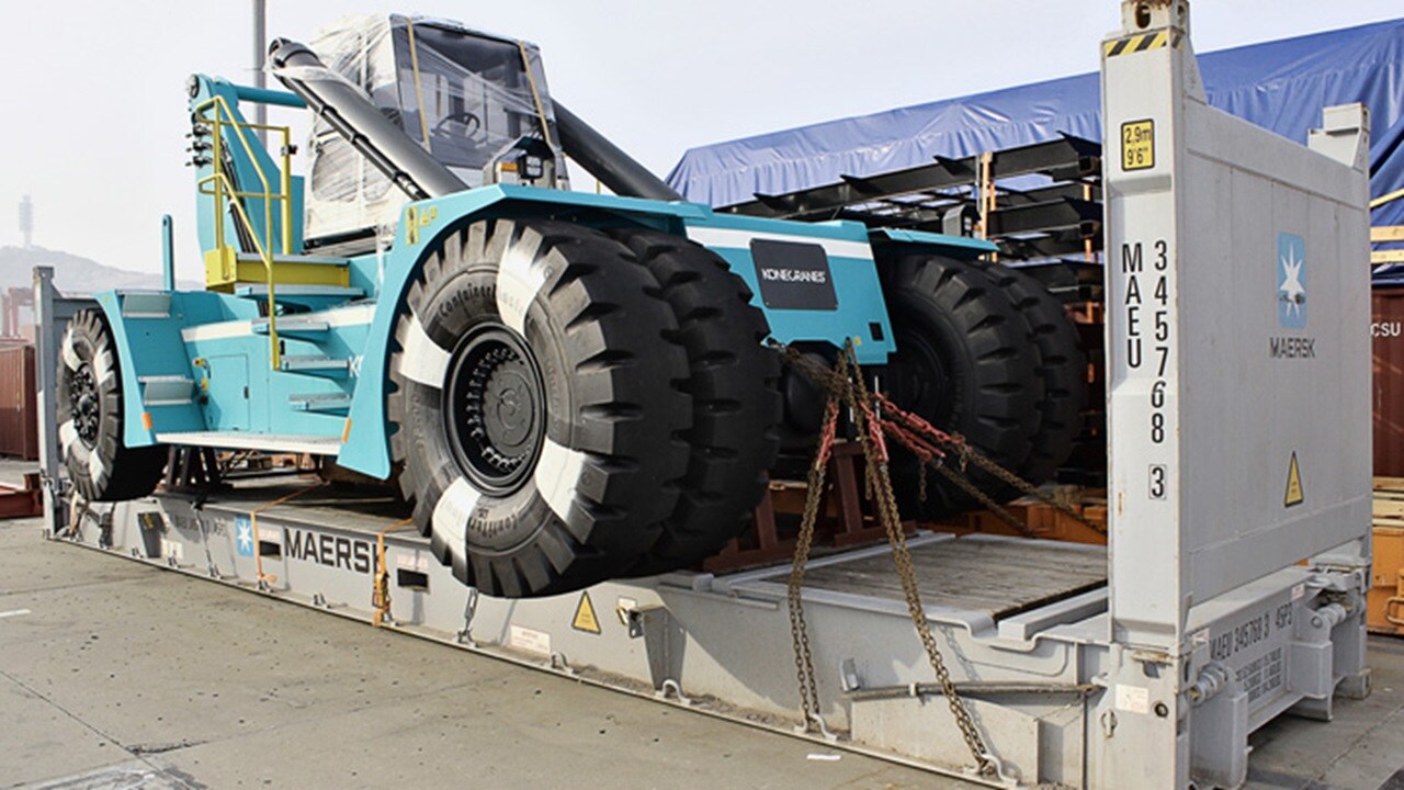 大件货物被绑在特殊的集装箱上